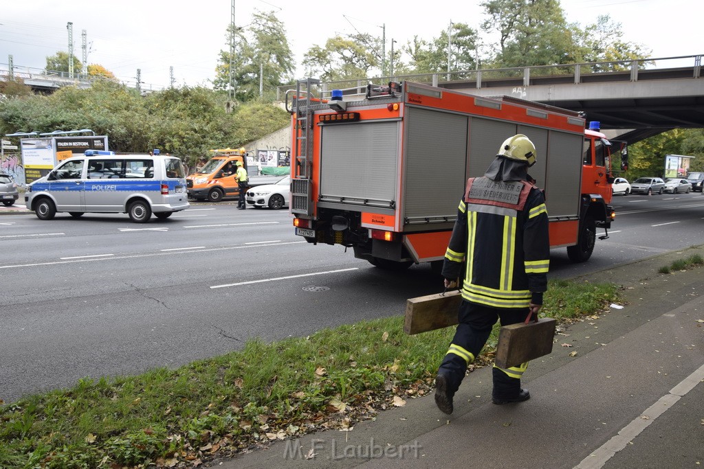 LKW blieb unter Bruecke haengen Koeln Ehrenfeld Innere Kanalstr Hornstr P307.JPG - Miklos Laubert